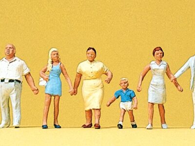 Preiser 10284 Family Taking A Walk HO Gauge Figures