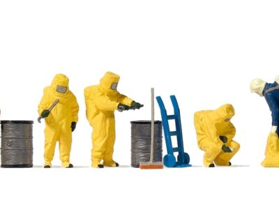 Preiser 10733 Firemen with Yellow Chemical Resistant Suits & Accessories Figure Set HO Scale