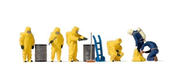 Preiser 10733 Firemen with Yellow Chemical Resistant Suits & Accessories Figure Set HO Scale